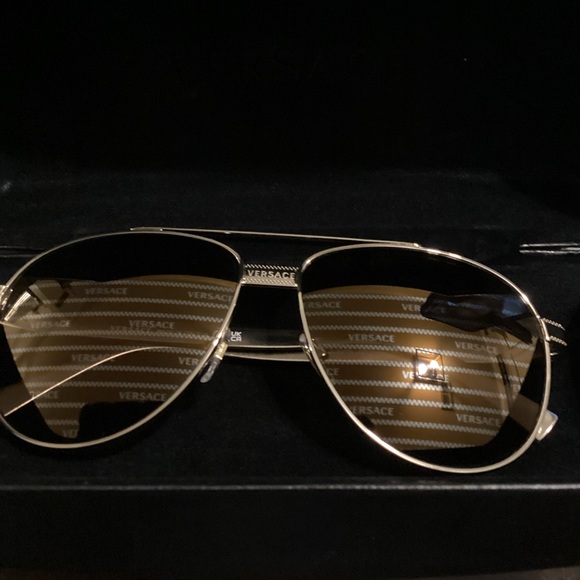 Versace Accessories - NWT Versace Sunnies